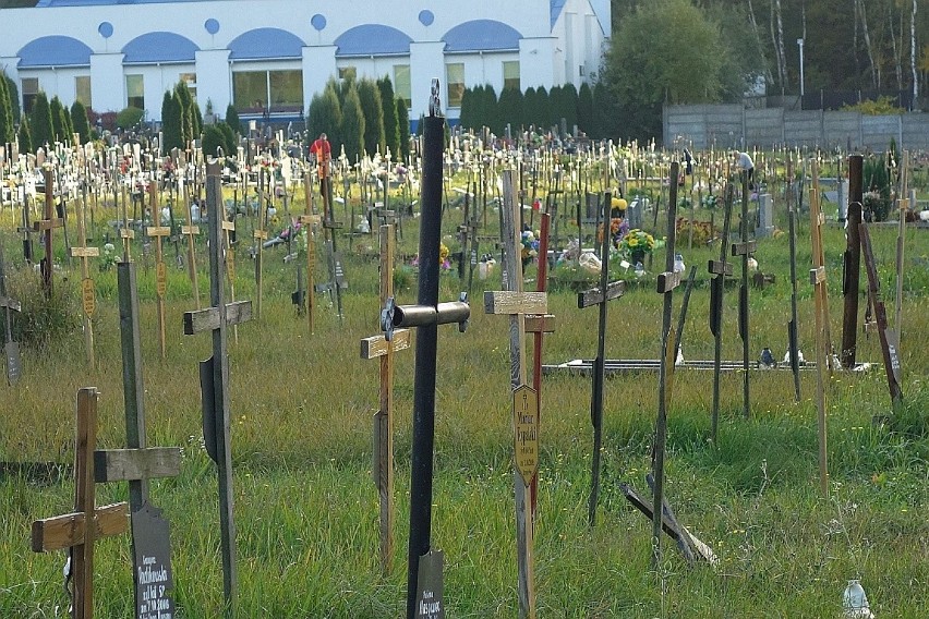 Najsmutniejsze miejsce w Łodzi. Cmentarz dla bezdomnych i samotnych przy ul. Zakładowej w Łodzi ZDJĘCIA