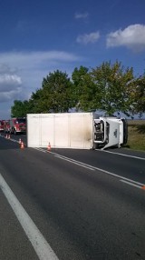 W Szprudowie przewróciła się ciężarówka. Kierowca trafił do szpitala 