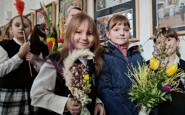 Dziecięca procesja z palmami w Kościele Akademickim Panien Dominikanek w Piotrkowie