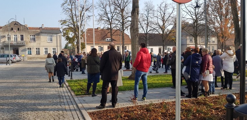 Mieszkańcy Rogoźna zaśpiewali hymn Polski na Placu Karola