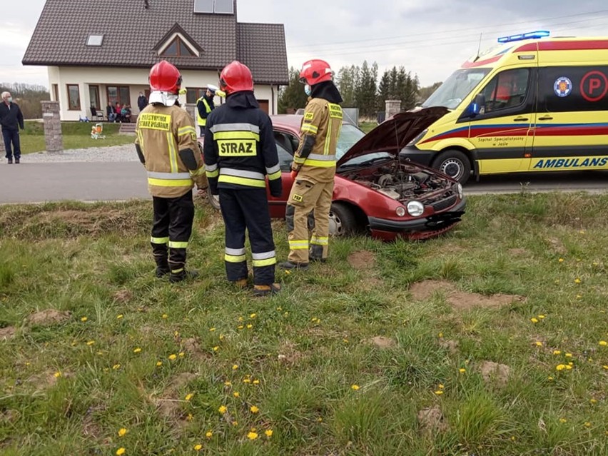 Pęknięta opona przyczyną zdarzenia drogowego w Zarzeczu. Na miejscu interweniowały służby ratunkowe [FOTO]