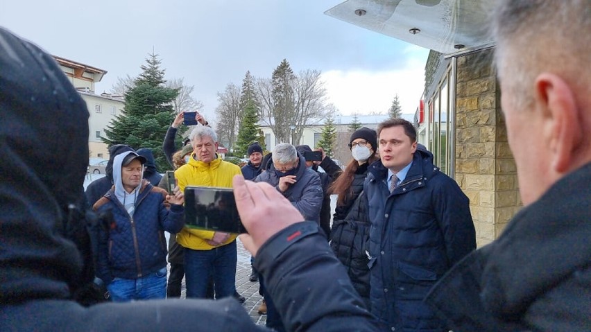 Protest rybaków: Krzysztof Ciecióra z Ministerstwa Rolnictwa i Rozwoju Wsi spotkał się z nimi we Władysławowie. "Hołota na zewnątrz"