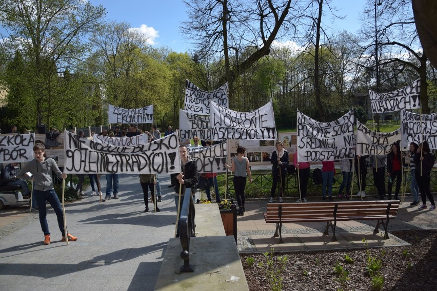 Nałęczów: Uczniowie nie chcą, by likwidowano im szkołę