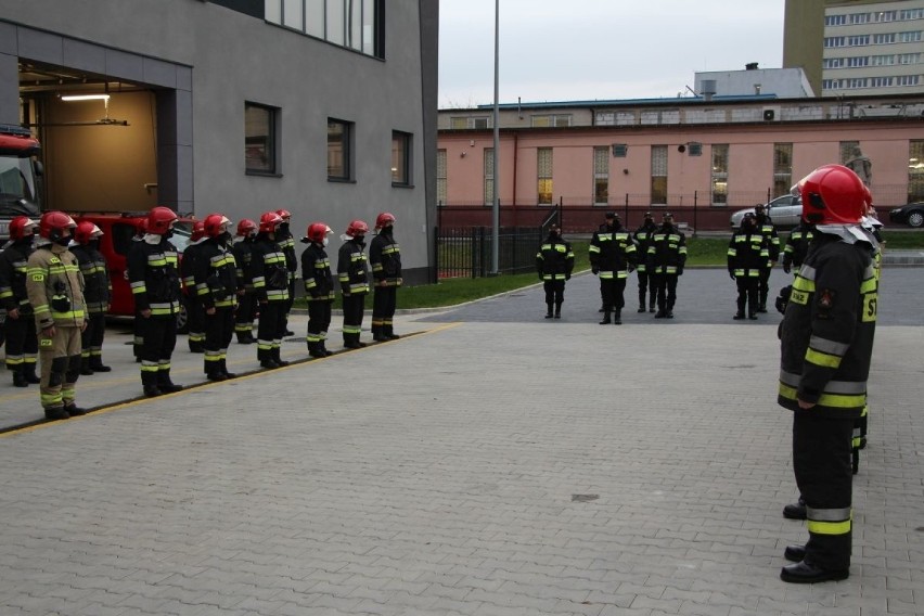 Strażacy z jednostki ratowniczo - gaśniczej numer 1 w Kielcach spędzili pierwszą służbę w nowej siedzibie! 