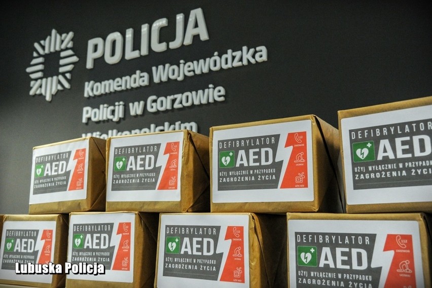 WSCHOWA. Policja wzbogaciła się o defibrylator. Każdy mieszkaniec może w potrzebie skorzystać z tego sprzętu [ZDJĘCIA]