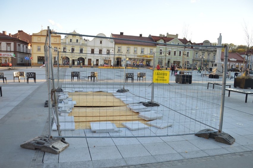 Przez wiele tygodni niecka uszkodzonej fontanny była...