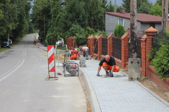 Trwa remont chodnika w Żelisławicach