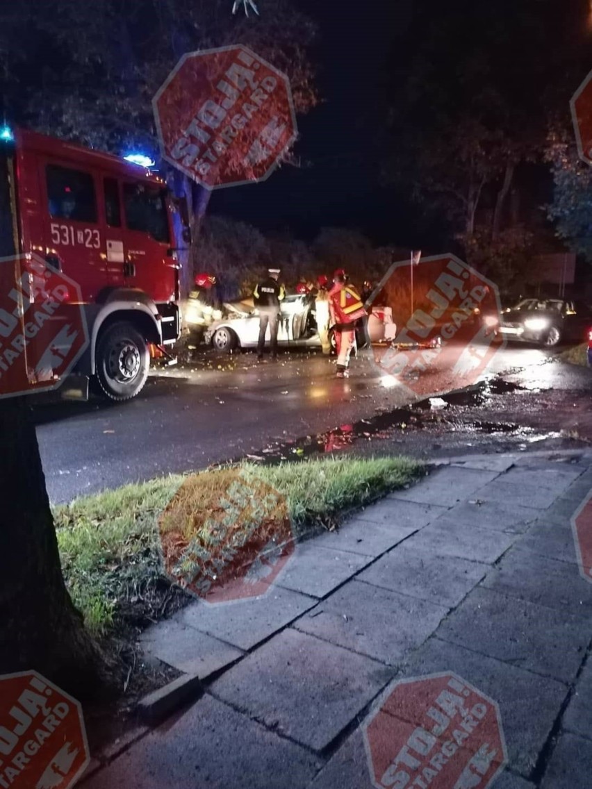 BMW uderzyło w drzewo w Stargardzie. 18-latek stracił panowanie nad autem. Dwie osoby ciężko ranne 