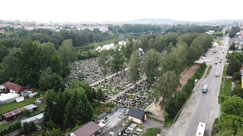 Rusza wielka inwestycja w Kielcach. Ekshumacja na cmentarzu na Piaskach, roboty drogowe na Witosa i Zagnańskiej tuż, tuż (WIDEO Z DRONA)