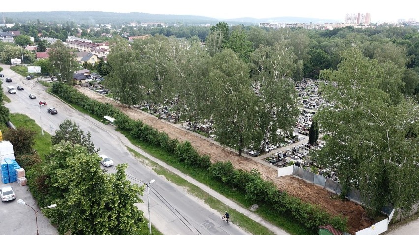 Rusza wielka inwestycja w Kielcach. Ekshumacja na cmentarzu na Piaskach, roboty drogowe na Witosa i Zagnańskiej tuż, tuż (WIDEO Z DRONA)