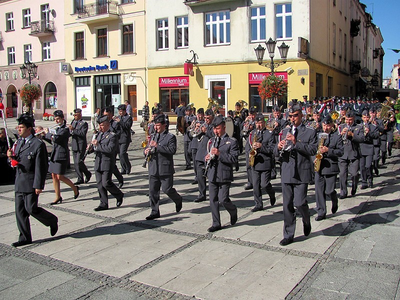 Kalisz: Wielkopolski Dzień Służby Celnej. Funkcjonariusze świętowali na kaliskim rynku FILM, ZDJĘCIA