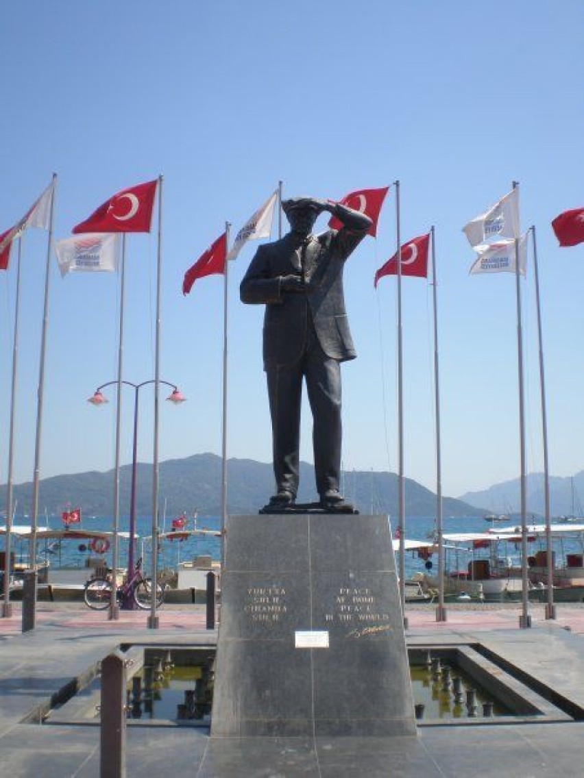 Marmaris, pomnik "ojca narodu" - Mustafy Kemala Ataturka....