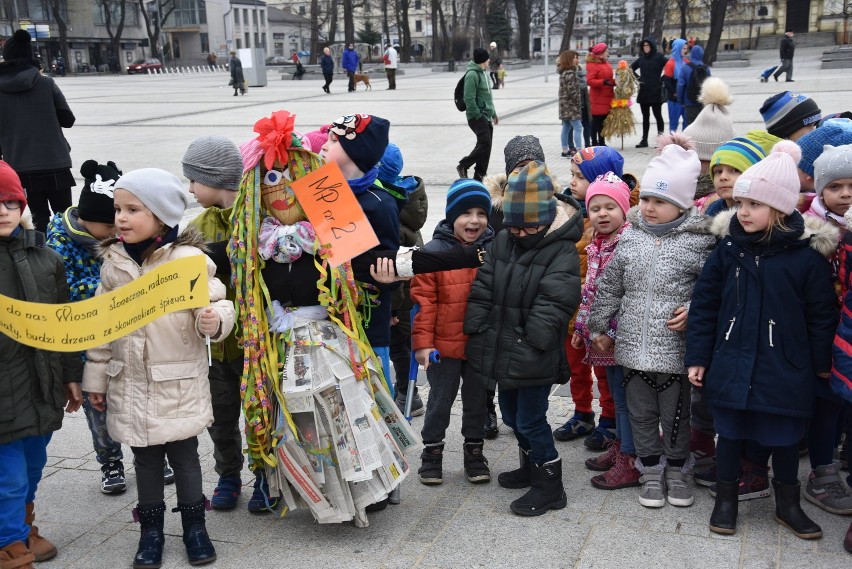Przedszkolaki w Częstochowie przywitały wiosnę na placu Biegańskiego ZDJĘCIA