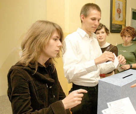 Wojciech Dziurosz, Sonia Tymińska i Ola Pospiszyl wrzucają swoje głosy do urny.
