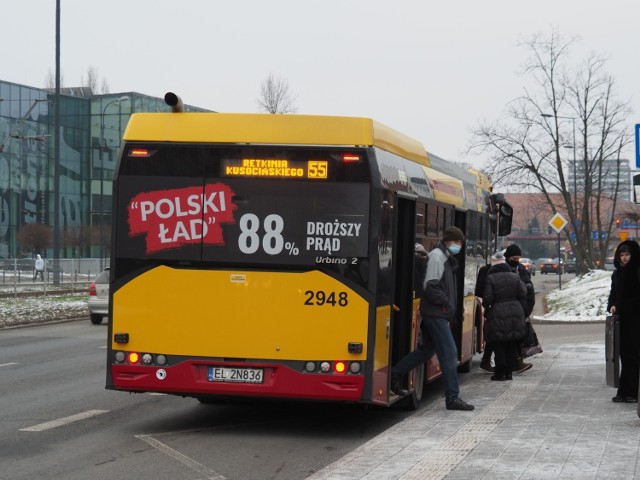 Łódzkie autobusy oklejono treściami, z których wynika, że Polski Ład przyczynia się do inflacji, drożyzny i podwyżek cen.