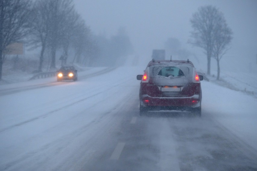 Uwaga na trudne warunki pogodowe na Podkarpaciu. Śnieg i błoto pośniegowe utrudniają jazdę kierowcom