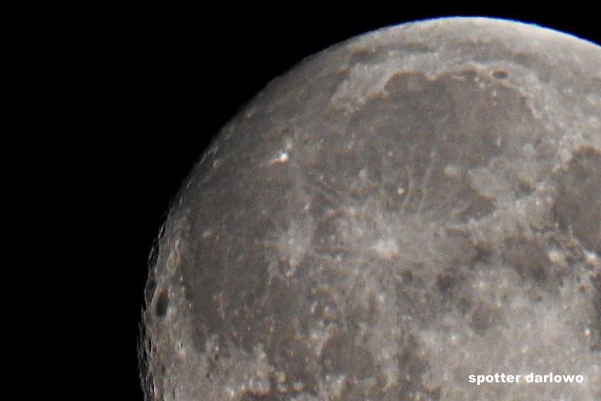 Pełnia Księżyca widziana z Darłowa. Zjawiskowa noc [zdjęcia]