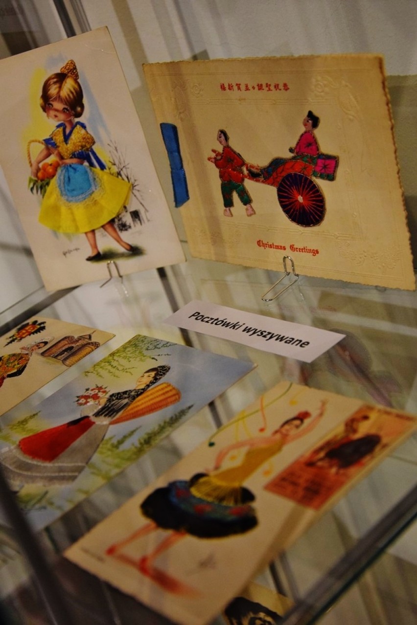 Wystawa pocztówek z malarstwem w Muzeum Okręgowym w Sieradzu. Prezentowane są bogate zbiory Arkadiusza Balcerzaka (zdjęcia)
