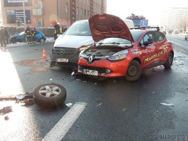 Kolizja trzech samochodów na ul. Nysy Łużyckiej w Opolu.