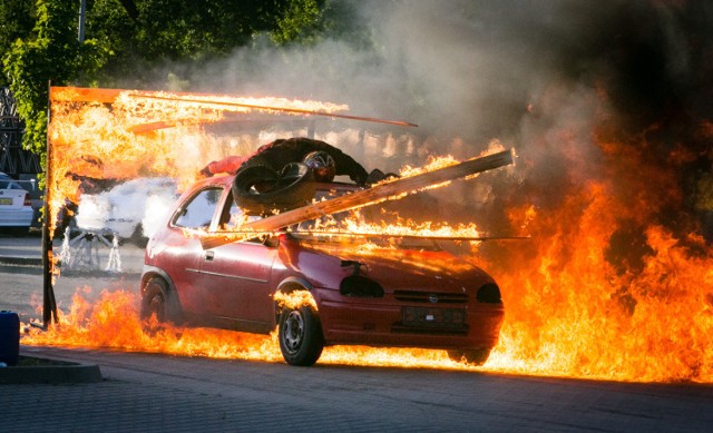 American Monster Truck Motor Show można było podziwiać przed Netto Areną w Szczecinie. To emocjonujące widowisko i pokaz motoryzacyjny w wykonaniu czołowych grup kaskaderskich zapierały dech w piersiach. 
-&nbsp;Nasz pokaz to połączenie elementów pirotechnicznych, świetlnych oraz muzycznych w oprawie z najlepszymi kaskaderami - zapowiadali organizatorzy. - Pisk opon, ryk silników, zapach benzyny i palonej gumy oraz popcornu, stwarzają ten niezapomniany i jedyny w swoim rodzaju erykański klimat jaki widzimy na wielu, zagranicznych filmach akcji!

Zobacz wideo: American Monster Truck Motor Show w Kielcach
