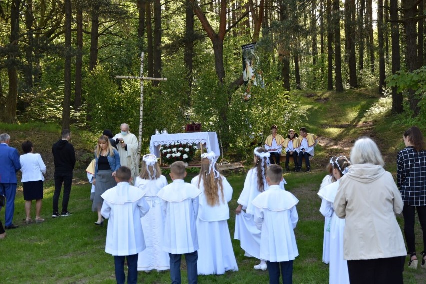 Procesja w Warszkowie ruszyła po polowej mszy świętej