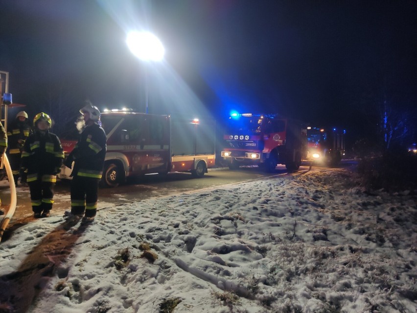 Nocna akcja strażaków w Brzyskach. Po raz kolejny płonął pustostan [ZDJĘCIA]
