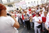 Protest na Miodowej. Pielęgniarki i położne pikietowały pod Ministerstwem Zdrowia [ZDJĘCIA]