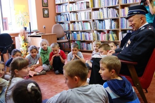 Bojanowo: Strażak czytał dzieciom w bibliotece [ZDJĘCIA]