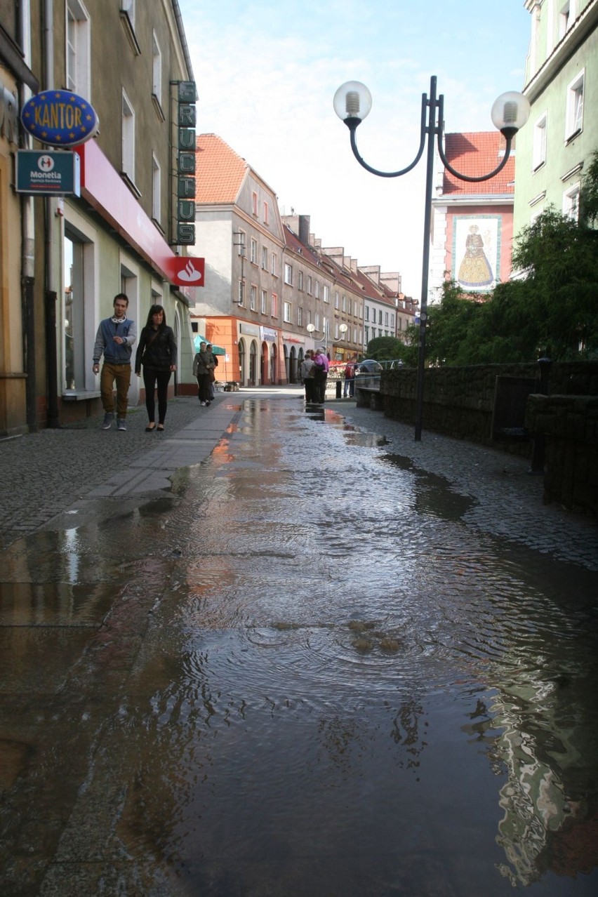 Rzeka płynie ulicą Długą [ZDJĘCIA]