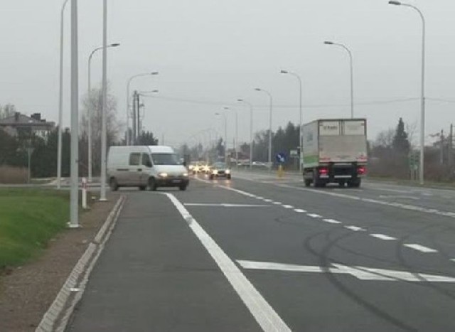 Na oddanym przed miesiącem odcinku ulicy Zagłoby ruch jest niewielki, kierowcy wciąż jeżdżą ulicą Sandomierską, zgodnie z obowiązującym oznakowaniem.