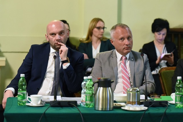 Ludomir Handzel (po prawej) i jego zaufany zastępca Artur Bochenek. Złośliwi mówią, że w sądeckim ratuszu wcielają się w rolę dobrego i złego policjanta