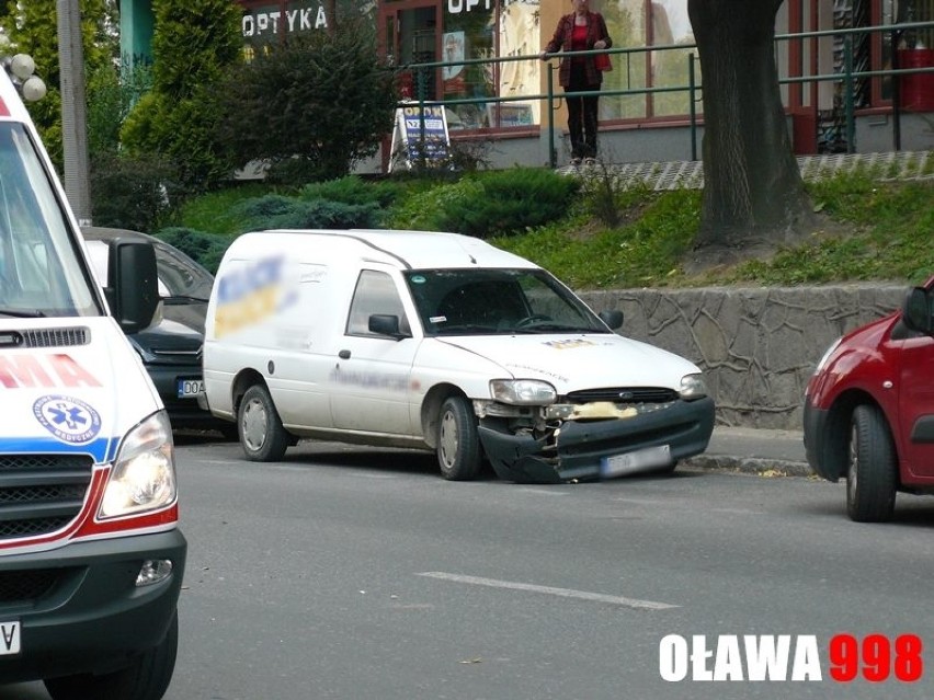 Wypadek w Oławie. Romet zderzył się z fordem na ul. 1 Maja (ZDJĘCIA)
