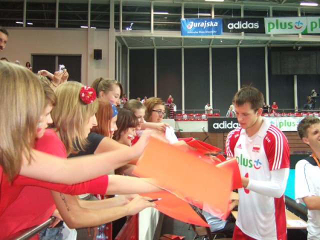 Mimo niezadowolenia z przegranej, Bartosz Kurek chętnie rozdawał autografy.