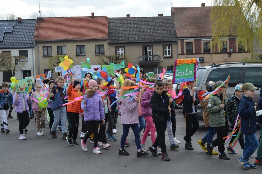 Międzynarodowy Dzień Ziemi w Wielichowie. Ekologiczny happening przeszedł ulicami miasta