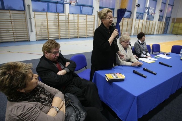 Mimo negatywnych reakcji rodziców na propozycję zmiany rejonizacji szkół, władze oświatowe Gdańska nie wycofały się z tego pomysłu. Na zdjęciu dyskusja z rodzicami w SP nr 12