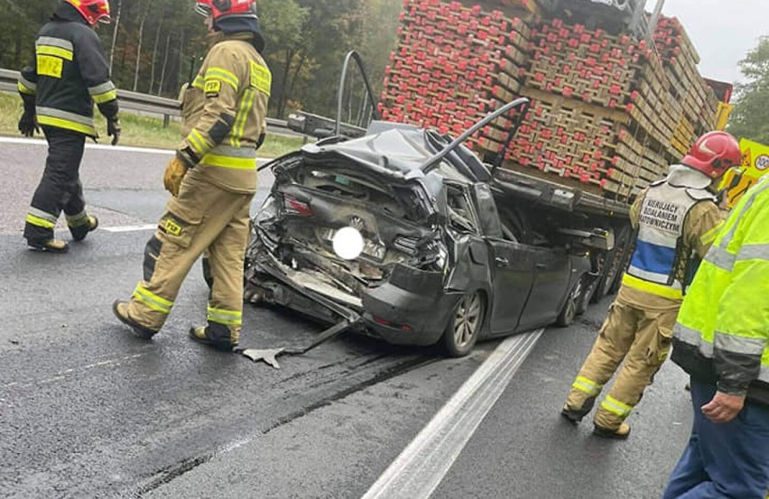 Na S1 w Dąbrowie Górniczej bus uderzył w samochód. Pojazd wpadł pod naczepę ciężarówki