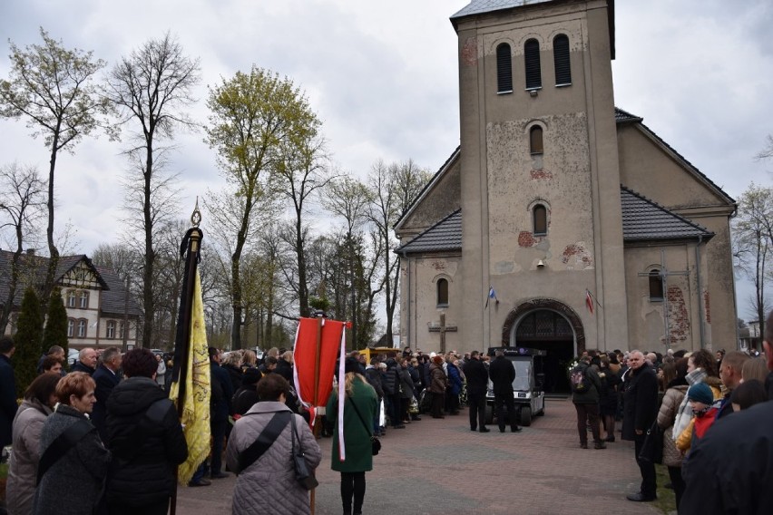 Boruja Kościelna: Pogrzeb proboszcza. Tłumy żegnały księdza