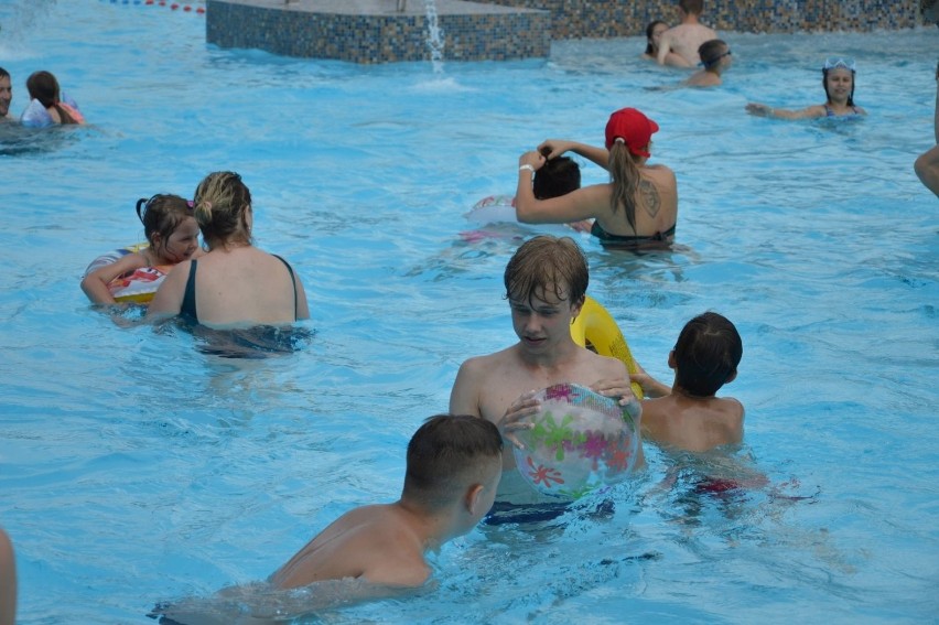 Letnie baseny w Ostrowcu już czynne. „Rawka” oblegana od pierwszego dnia [WIDEO, ZDJĘCIA]