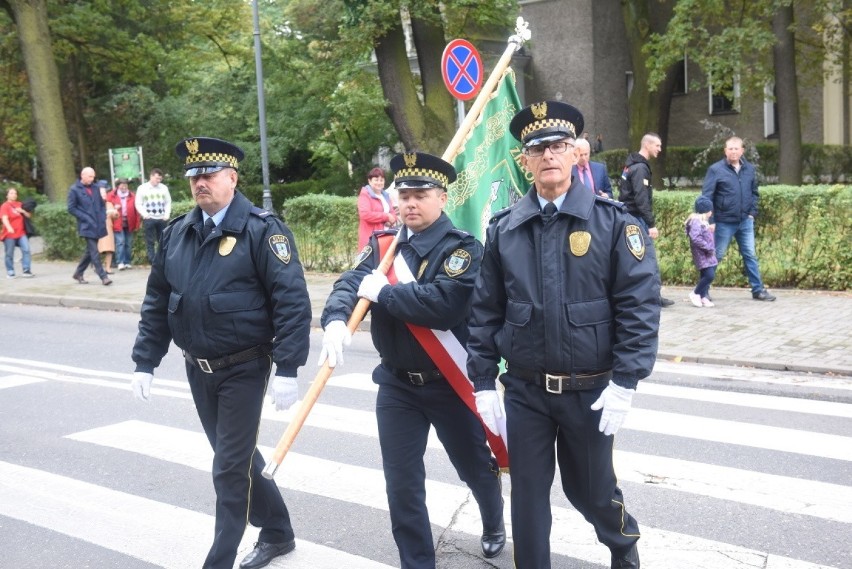 Rozpoczął się on mszą świętą, a następnie uczestnicy...