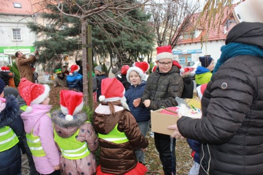 AKTYWNIE: W Żerkowie przedszkolaki i uczniowie zdobili choinkę na rynku wspólnie z burmistrzem [ZDJĘCIA]
