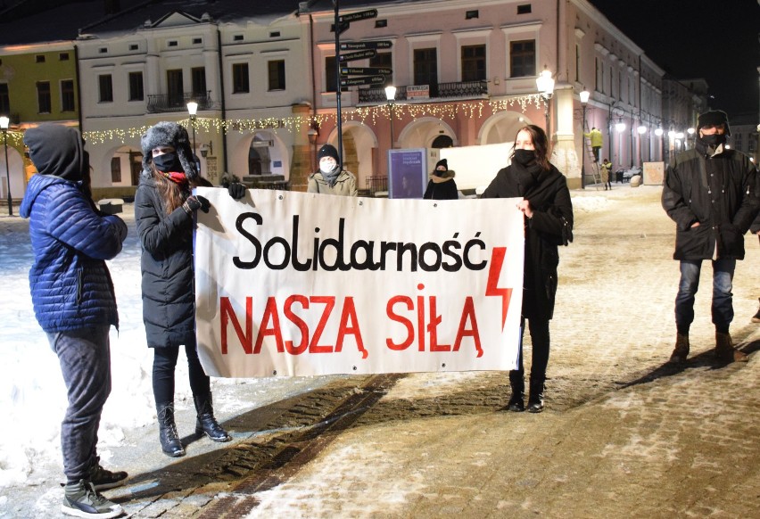 Strajk kobiet w Krośnie. Protestowały przeciwko orzeczeniu TK w sprawie aborcji [ZDJĘCIA]