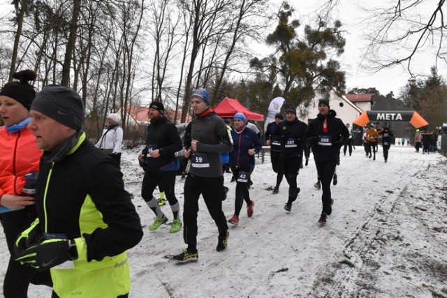VI Zimowy Półmaraton/Ćwierćmaraton Łękno. Na starcie stanęło w sumie blisko 200 biegaczy