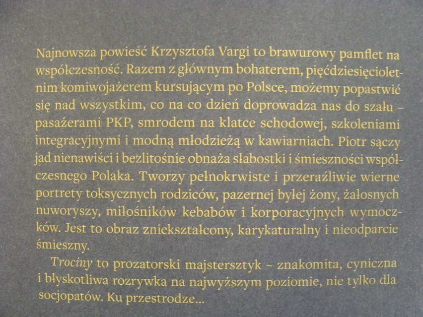 Krzysztof Varga śmieje się z warszawiaków. Recenzja książki &quot;Trociny&quot; [ZDJĘCIA]