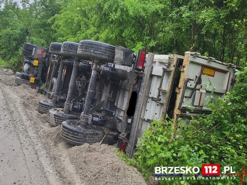 Ciężarówka przewróciła się do rowu w Borzęcinie Górnym,...