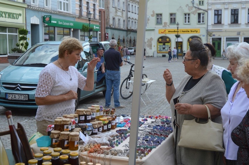 Oprócz starci i zabytkowych przedmiotów , można kupić...