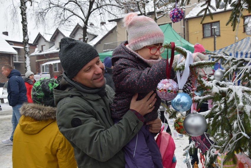 Jarmark Bożonarodzeniowy w Ogrodzieńcu. Mieszkańcy ubrali choinkę FOTO