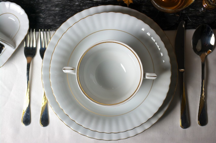 Jak prawidłowo nakryć stół? Poznaj zasady savoir-vivre i porcelanę, która doskonale sprawdza się podczas różnych okazji