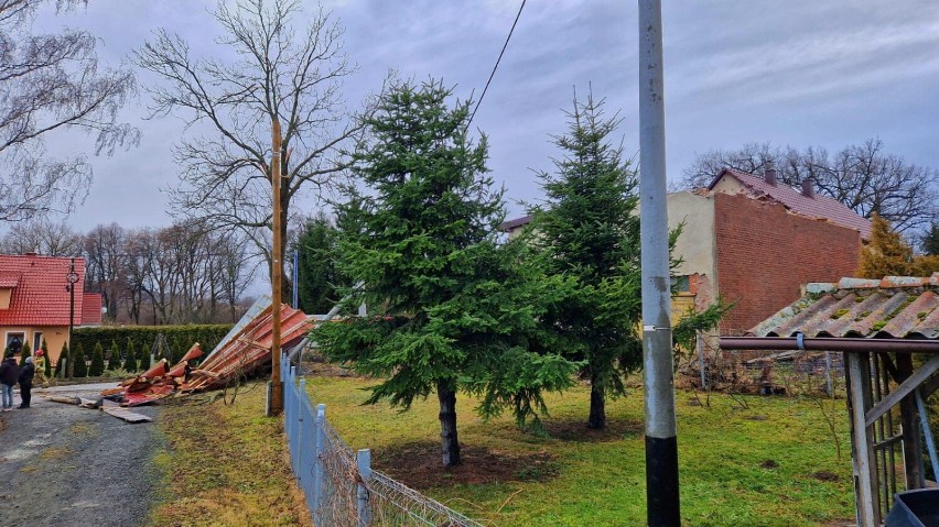 Wiatr zerwał dach w miejscowości Lipa w powiecie jaworskim