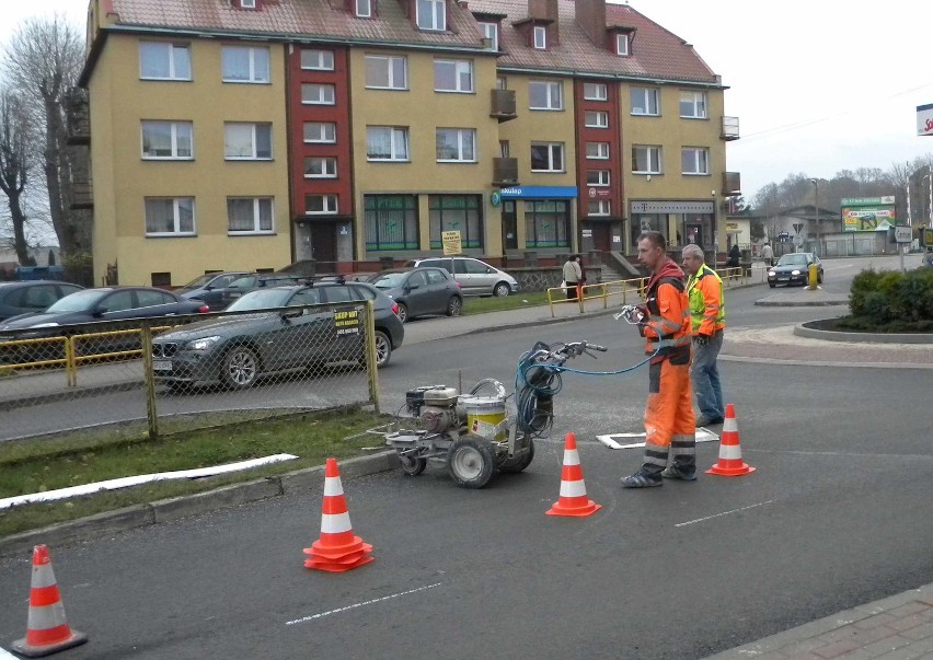 Puck. Prawdziwy koniec remontu ronda w centrum miasta. Drogowcy namalowali oznakowanie