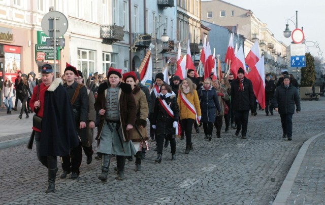 Ulicami Radomia przeszedł marsz w kolejną rocznicę wybuchu Powstania Styczniowego. Uczniowie szli z flagami Polski.